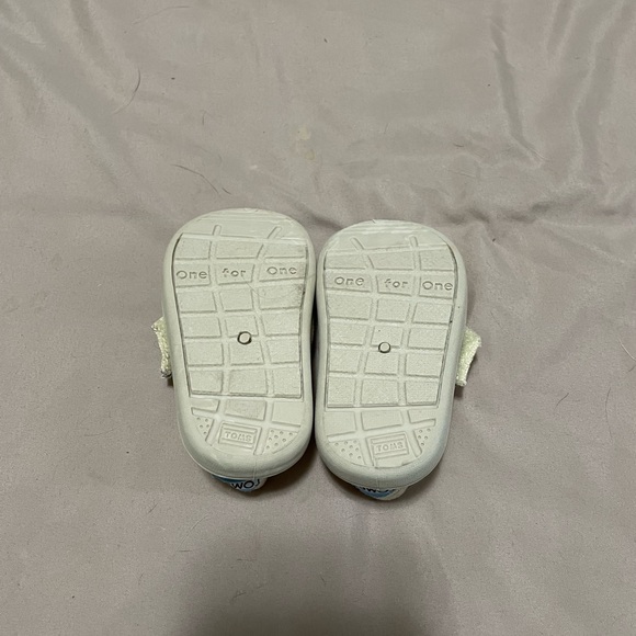 *SOLD*Tom’s Canvas Baby Shoe - Picture 3 of 3